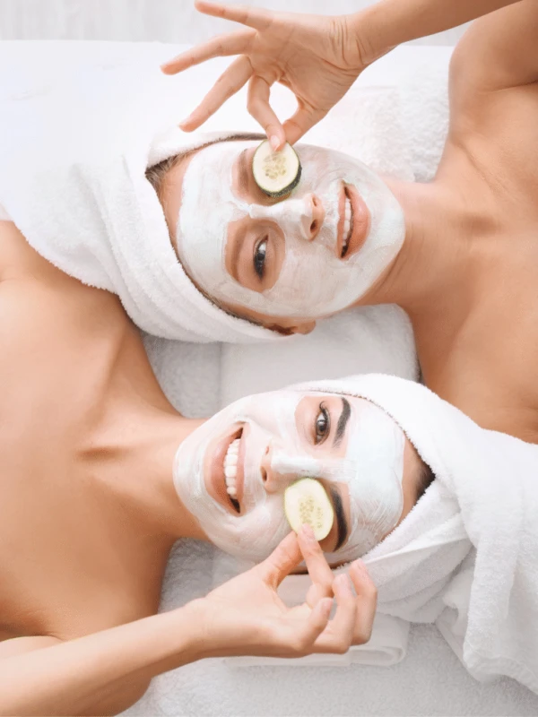 Gepersonaliseerde Behandeling: Elke stap van de facial is afgestemd op jouw unieke huidbehoeften, wat resulteert in een behandeling die perfect aansluit bij jouw huidconditie.